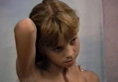 Naturistin: Julia Akt Dessous - Many consider a free body and nudism to be central to their lives