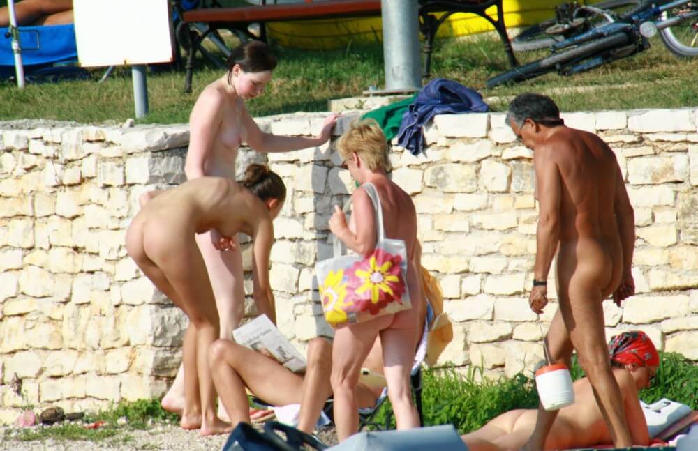 Nude Duet Girls Rail Climb Photo Set - The desire to appreciate the beauty of the human body