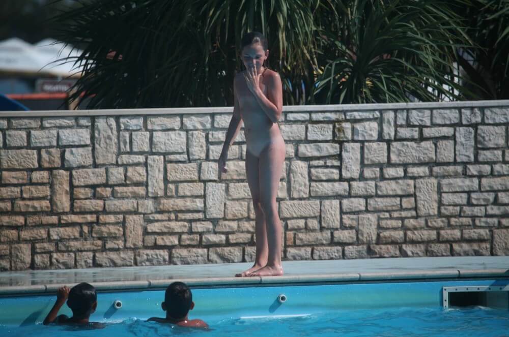 Naturist Pool-Side Singles photos - Nudism strengthens health and self-esteem