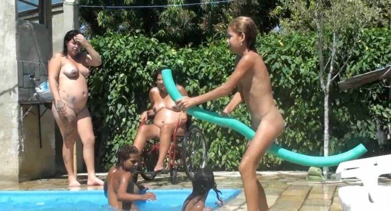 Oceanic Backyard Noon # 1 Full HD - Living in harmony and tranquility is the goal of naturists