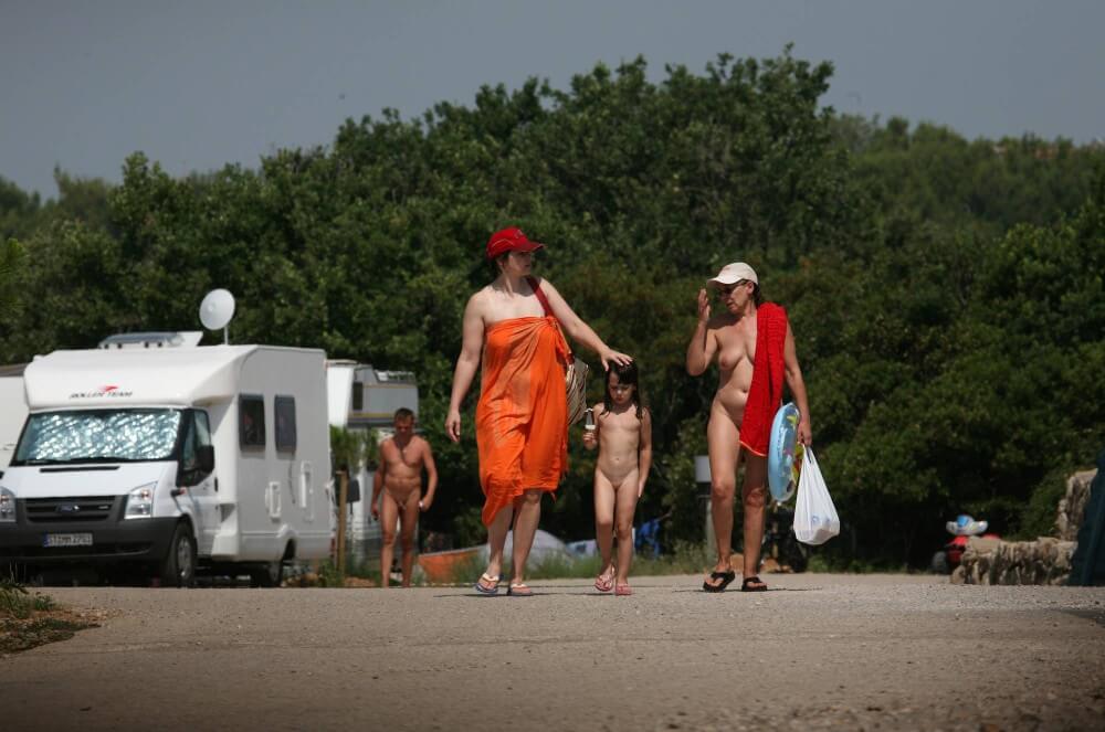 Bondi Beach Path Outskirt pics - Visit a nudist beach