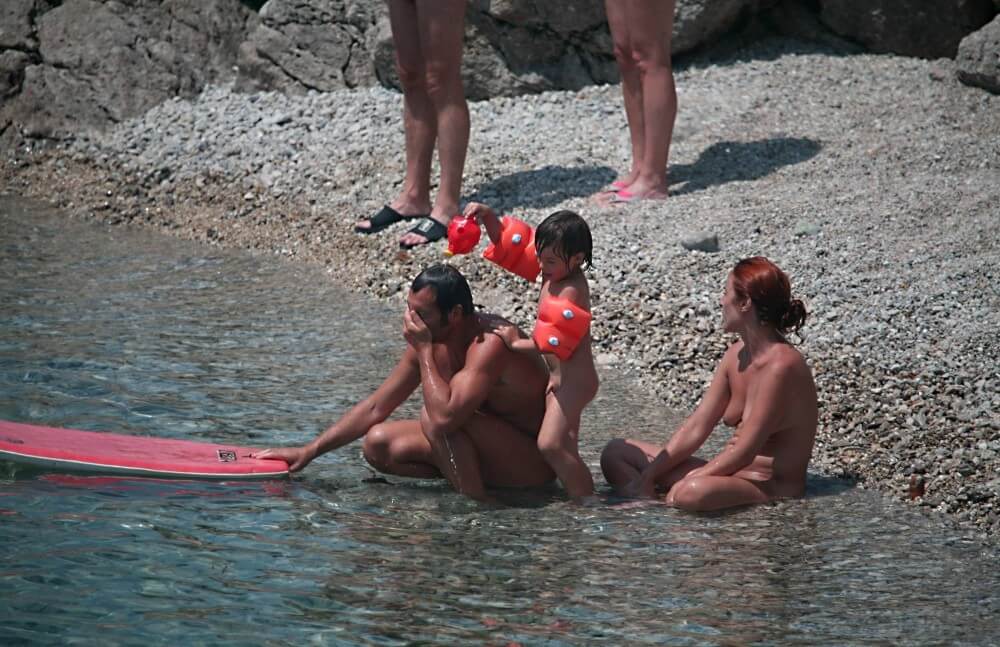 Beach Nudist Family Shore Camp pics - Active naturists on vacation