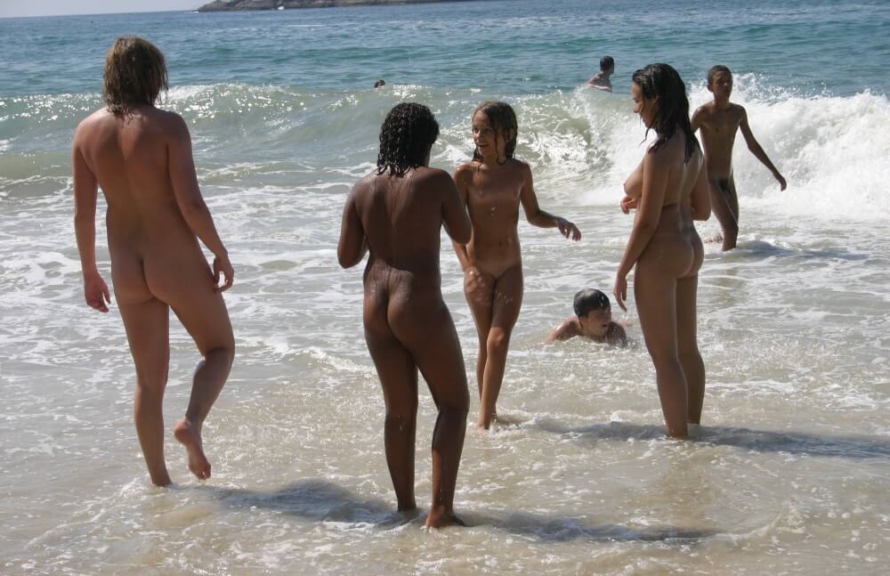 Brazils Water Refreshing pics - Beautiful family nudism