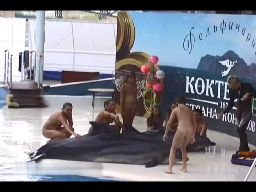 Relaxing at the dolphinarium - The cult of nudity has not been forgotten