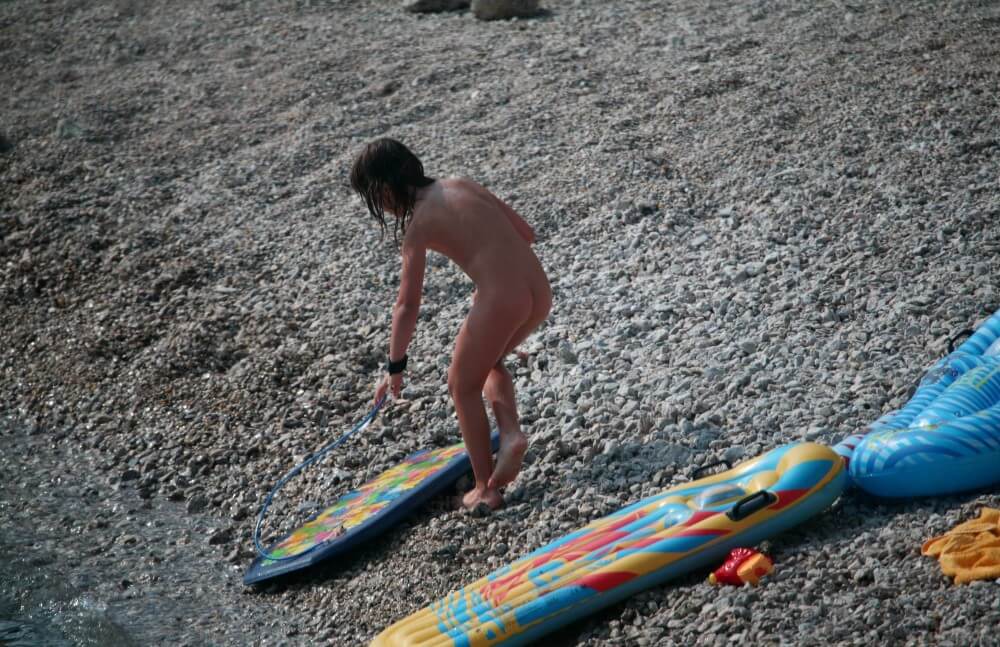 Naturist Surf Board Glides pics - The entire upper aristocracy practiced nudism