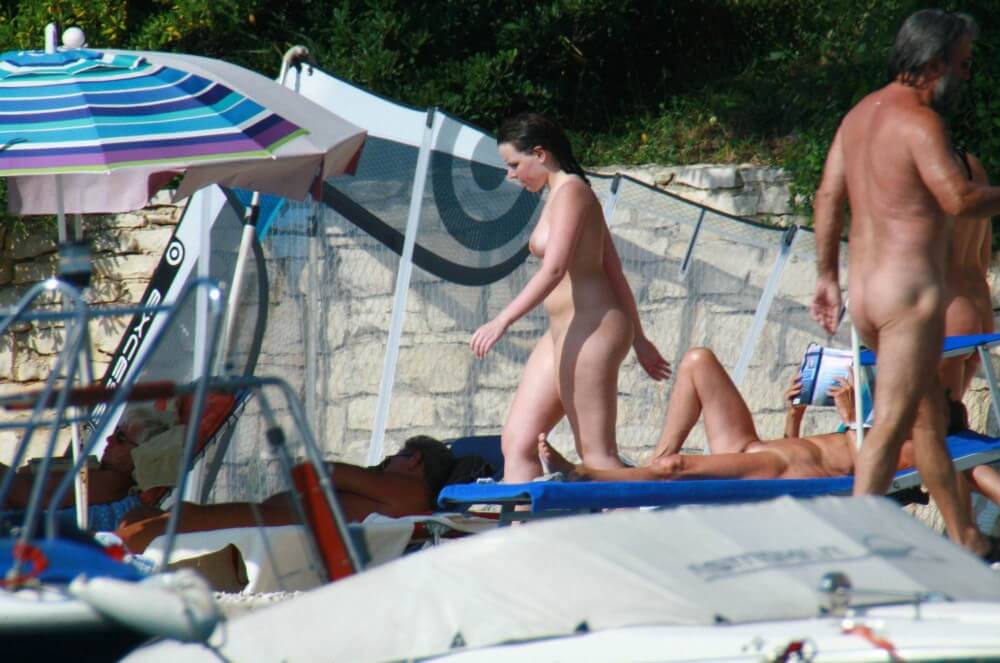 Girl Daytime Bath - Nudists live together in nature and in groups