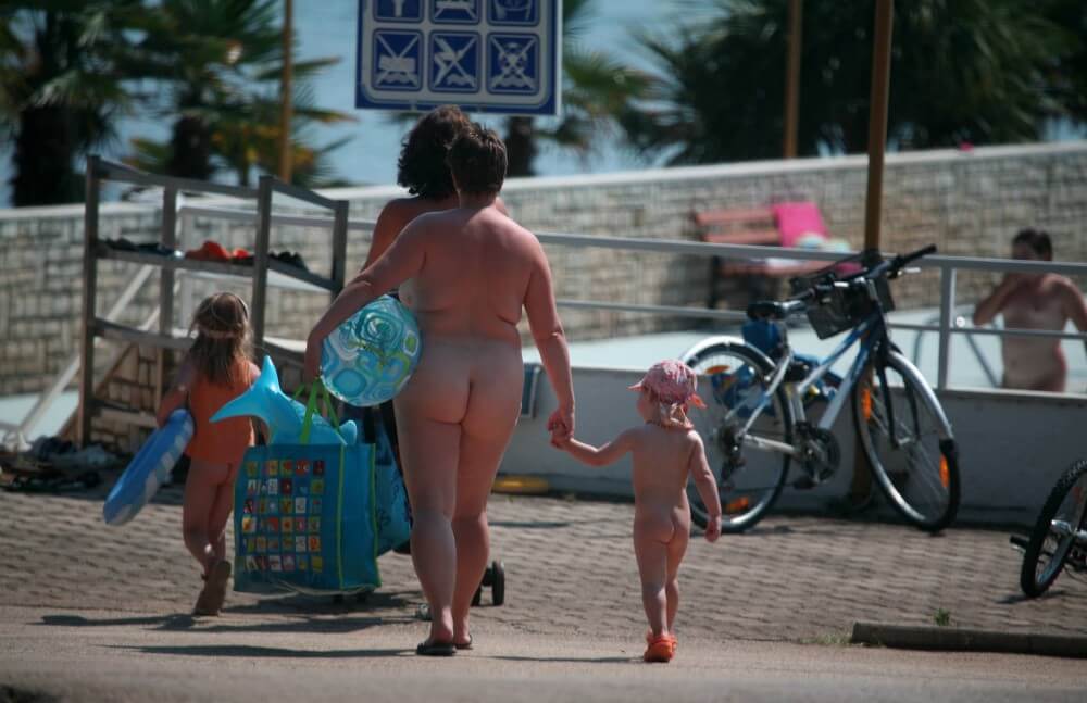 Pool Outskirt Nude Guests pics - Nudism helps overcome shyness and insecurities