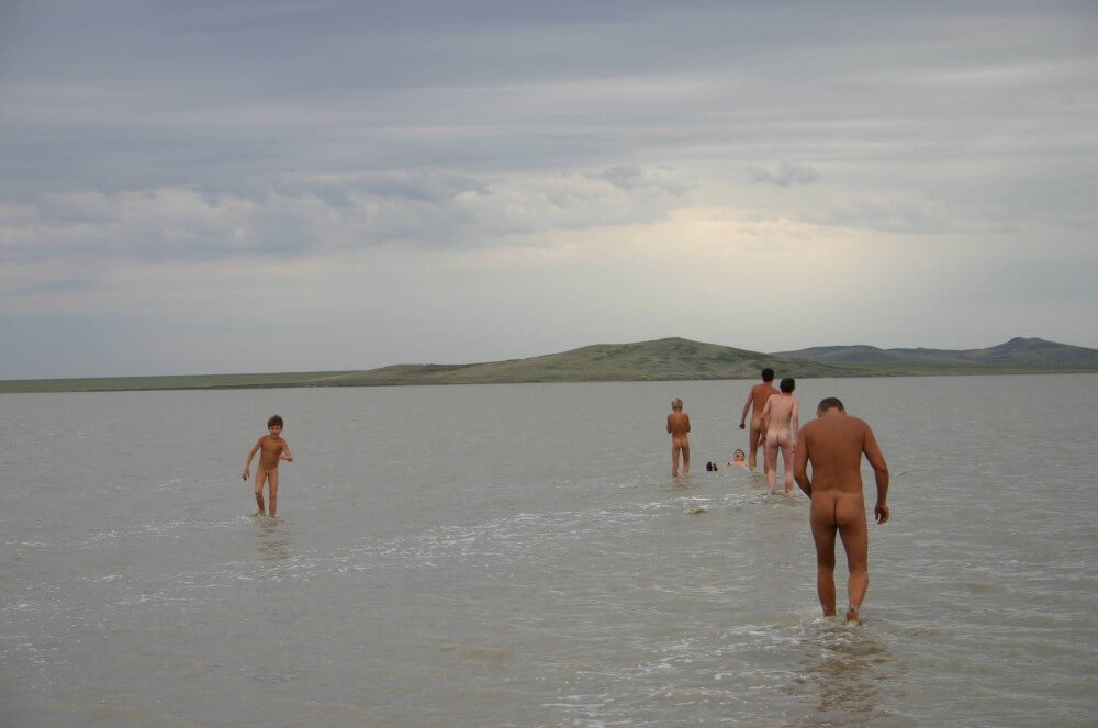 Black-Sea Body Mud Shots pics - A love of the sun and fresh air are important values for those who practice naturism and nudism