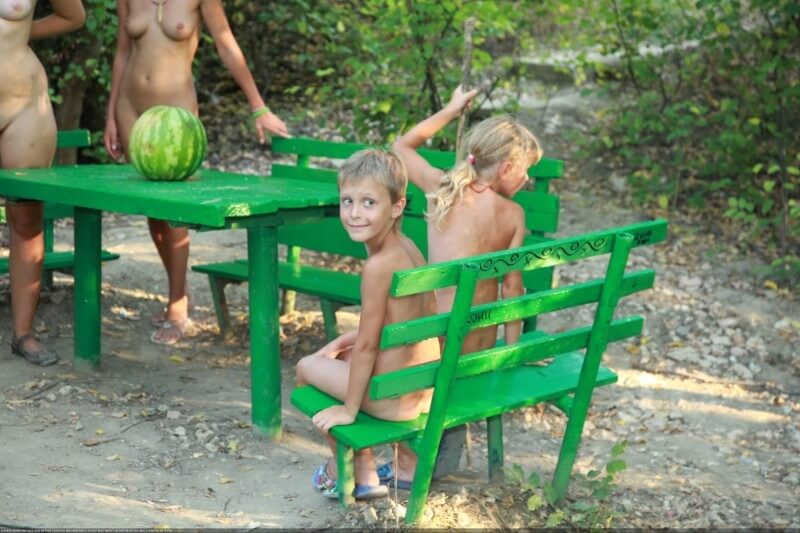 Naturists green picnic photos - Naturists love openness and freedom