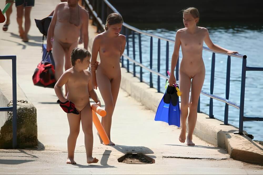 Naturism photo gallery # 11 - Leaving the house in a state of complete nudity