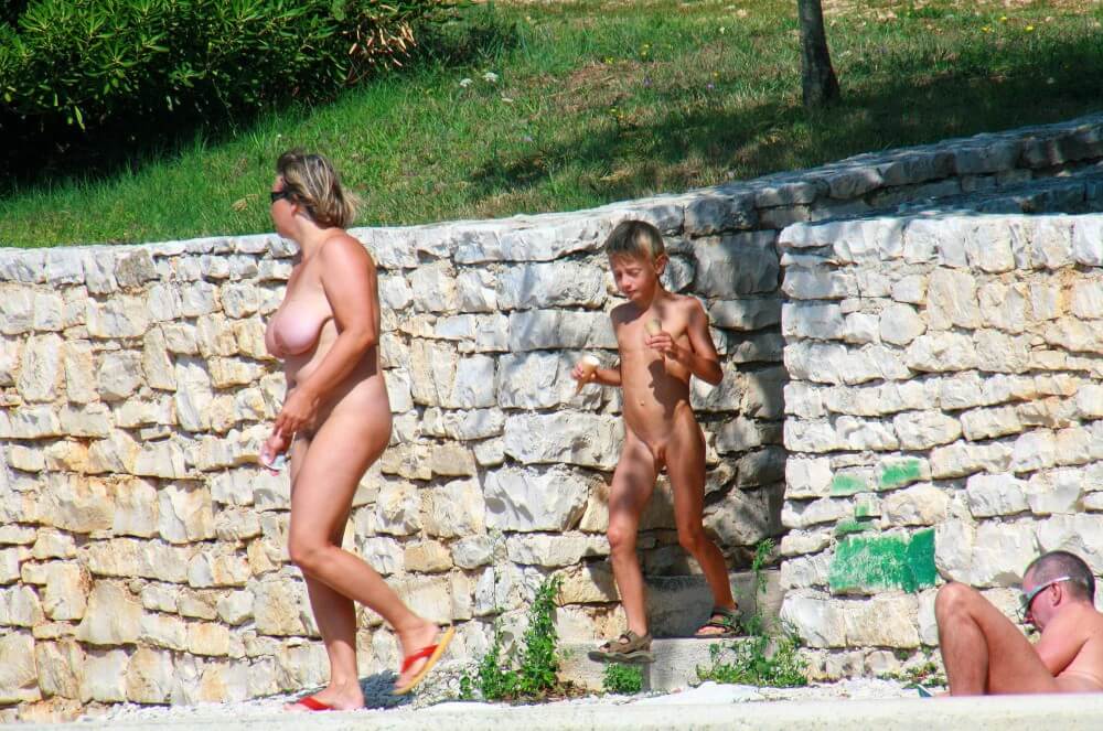 Ula FKK Wall-Side Families pics - Living in harmony and tranquility is the primary goal of naturists and nudists