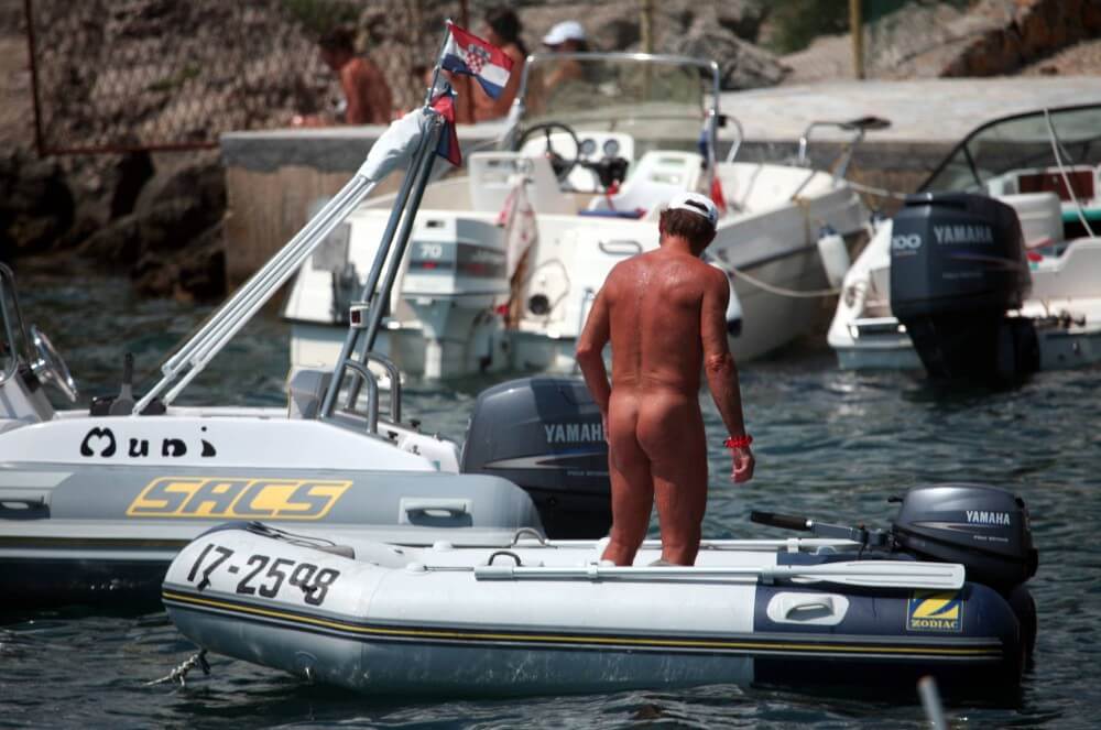 Boating and Floater Waters pics - Naturism implies a life free of unnecessary problems