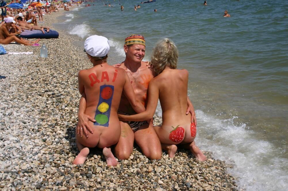 Bold Outdoor Nude Poses pics - A person without clothes is closer to nature