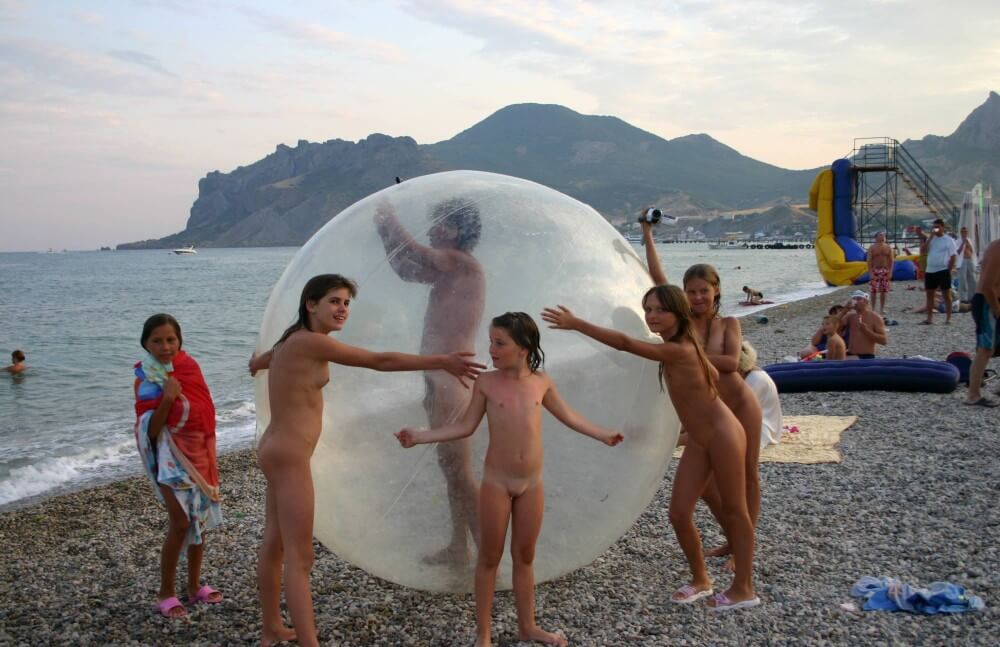 Pics Walk on the Beach Balloon - Nudism promotes happiness and well-being