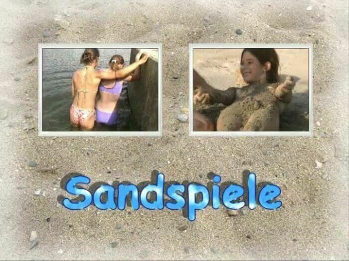 Naturistin: Sandspiele - Supporters of naturism live in harmony with nature
