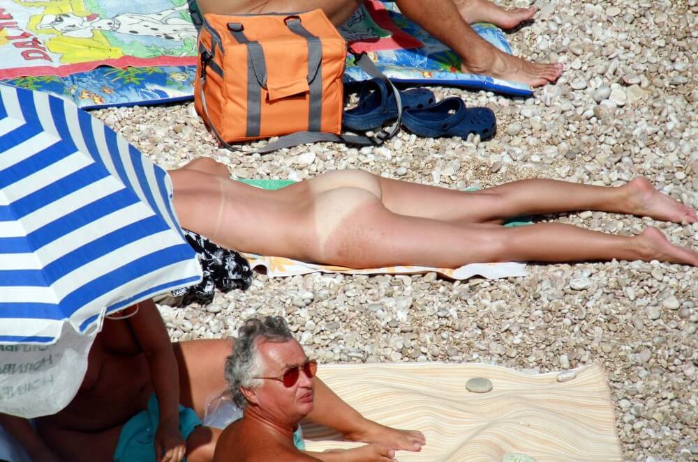 Naturists Beach Relaxation pics - The body looks beautiful and natural in its natural, unadorned state