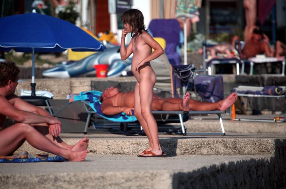 Girl Walk to Nudist Shower pics - Nudity helps overcome insecurities and fears