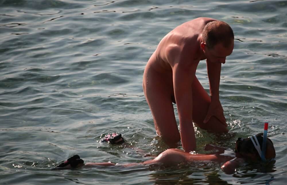 Father Floats His Daughter pics - Nudity as an expression of natural beauty