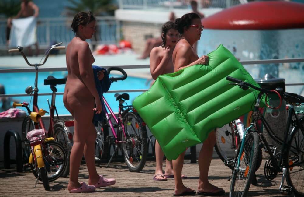 Outdoor Pool Sideliners pics - Nudists and naturists: whats the difference?