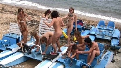 A group of naturists at sea - A space for those who seek bodily freedom