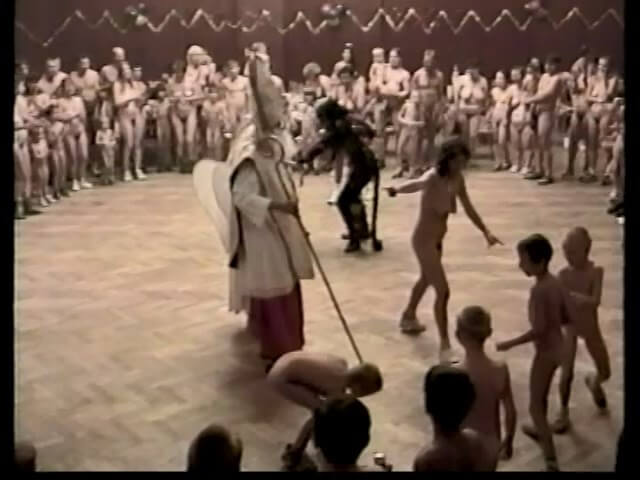 Helios Natura: Christmas Kinder Spiele - Nudity fosters trust and mutual understanding among people